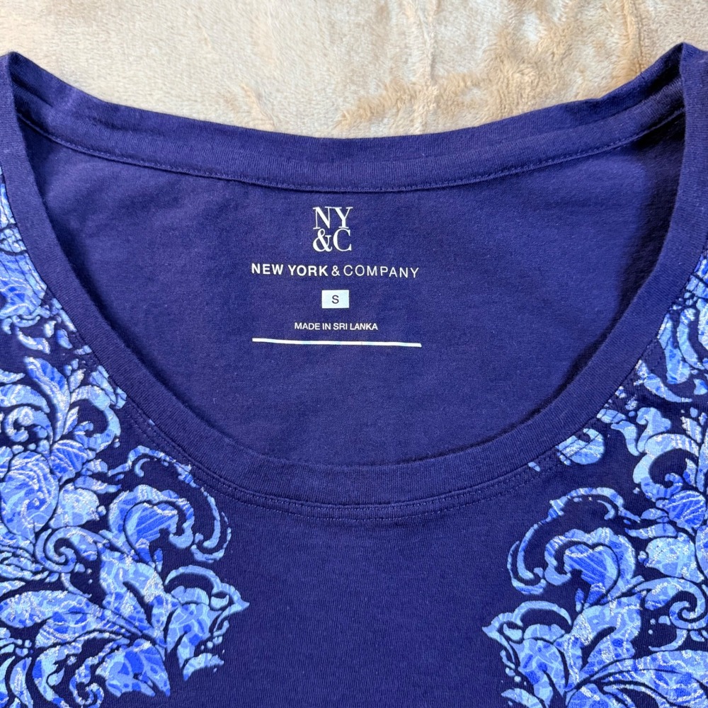 Y2K Fairycore New‎ York & Company Navy Blue Damask Floral Graphic Tee Spring - Picture 3 of 6